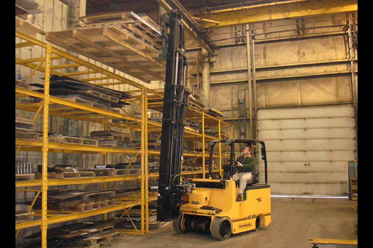 High-Capacity Very Narrow Aisle Swingmast®