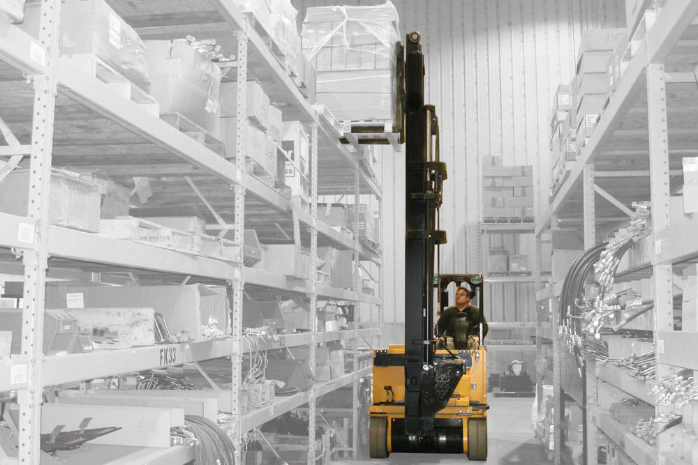 High-Capacity Very Narrow Aisle Swingmast®